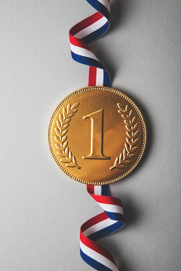 Foto medalha dos vencedores do primeiro lugar de ouro conceito de conquista de sucesso