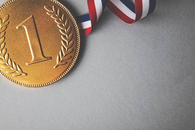 Medalha dos vencedores do primeiro lugar de ouro conceito de conquista de sucesso