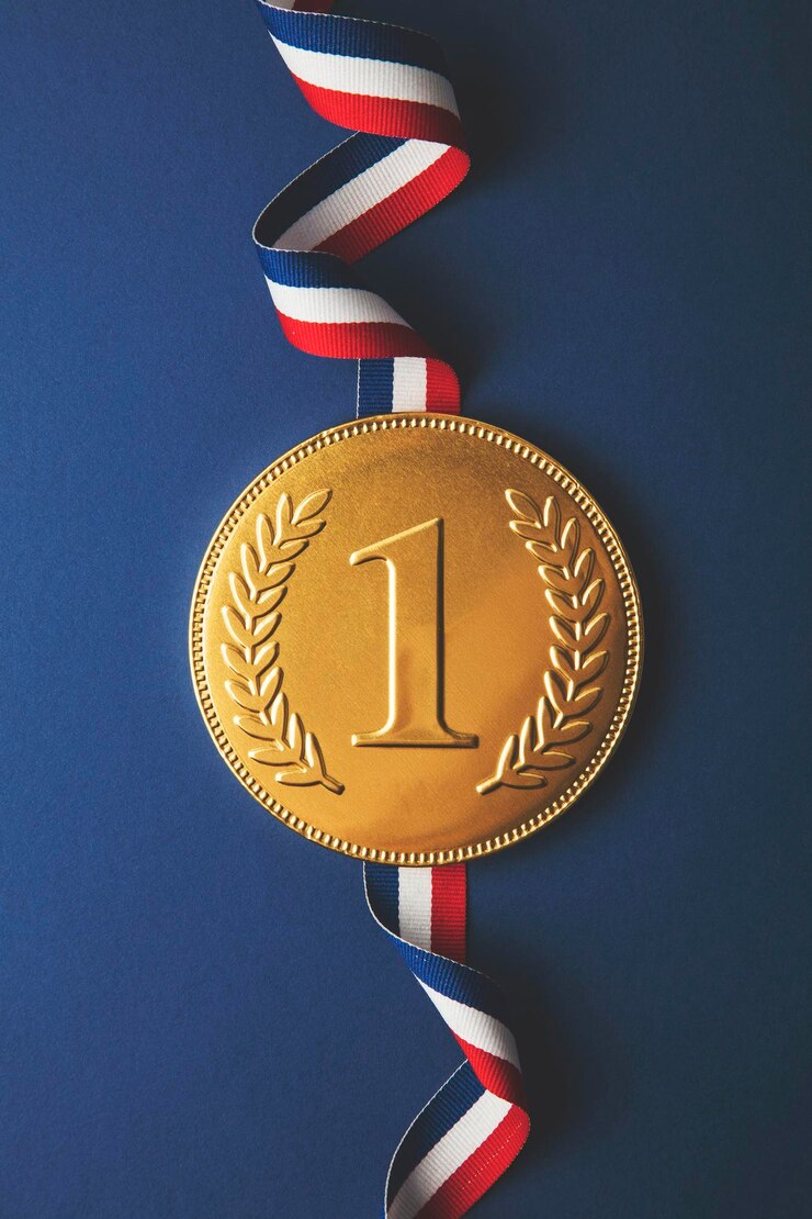 Foto medalha dos vencedores do primeiro lugar de ouro conceito de conquista de sucesso