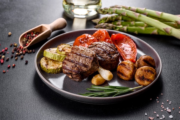 Medalhão de carne assada saborosa com legumes, cogumelos e especiarias. prato grelhado