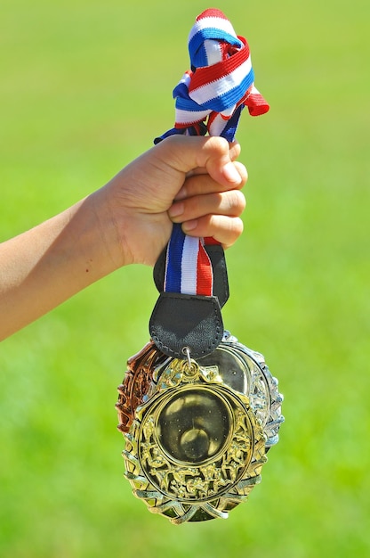 Foto medalhas de mão recortada