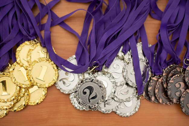 Foto medalhas feitas de metal prêmios desportivos marca de vitória segundo lugar prêmio vencedor da competição