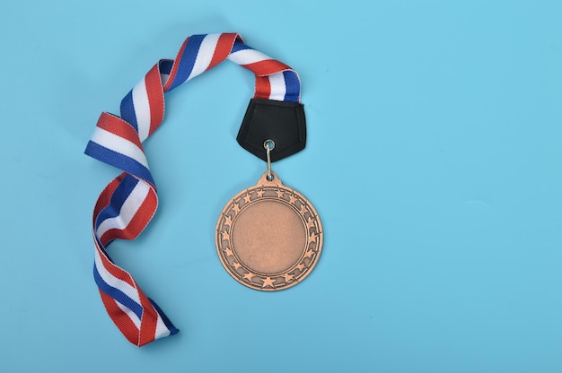 Una medalla de bronce vacía con espacio para copiar es una representación del concepto de celebración y ceremonia, así como un símbolo de victoria y logros deportivos