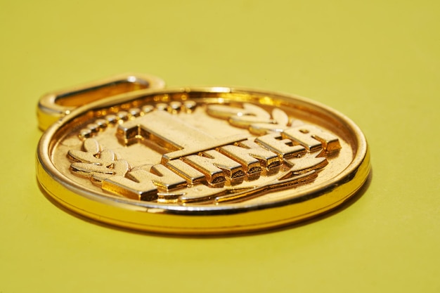 Medalla de oro sobre el fondo amarillo