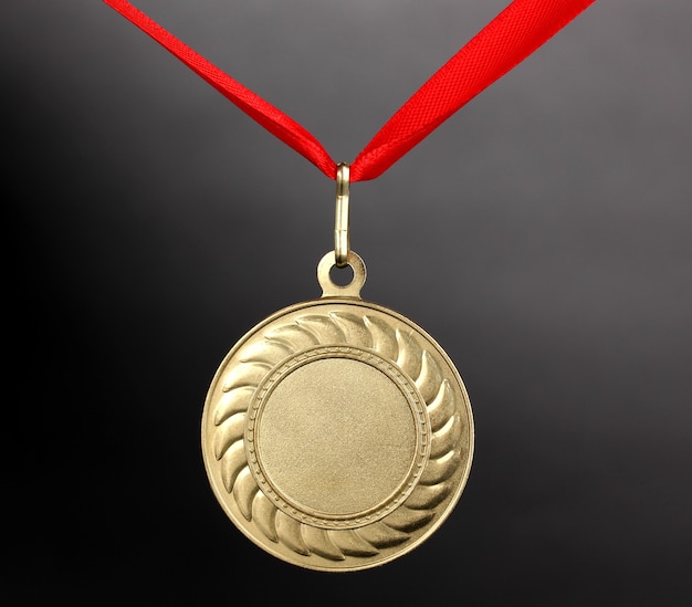 Medalla de oro sobre gris