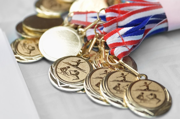 Foto medallas de gimnasia para premiar a los niños en el gimnasio.