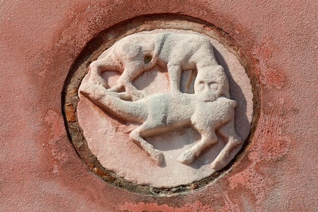 Foto medalliebe-bassrelief in burano, venedig: löwe