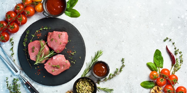 Medallones de ternera cruda El lomo de ternera está listo para cocinar Carne Sobre un fondo de piedra