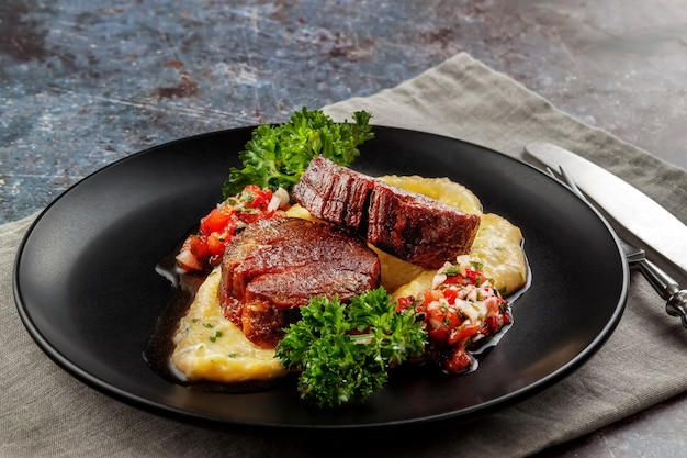 Medallones de ternera con salsa de tomate y polenta cremosa