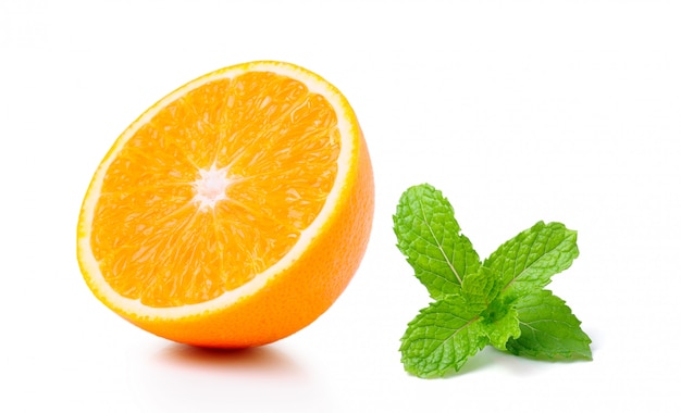 Media fruta naranja y menta en blanco