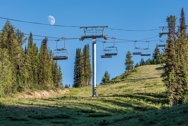 Media luna brillante sobre un telesilla Sunshine Village en verano