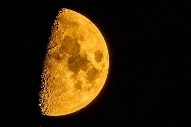 Foto media luna en el cielo nocturno en diciembre