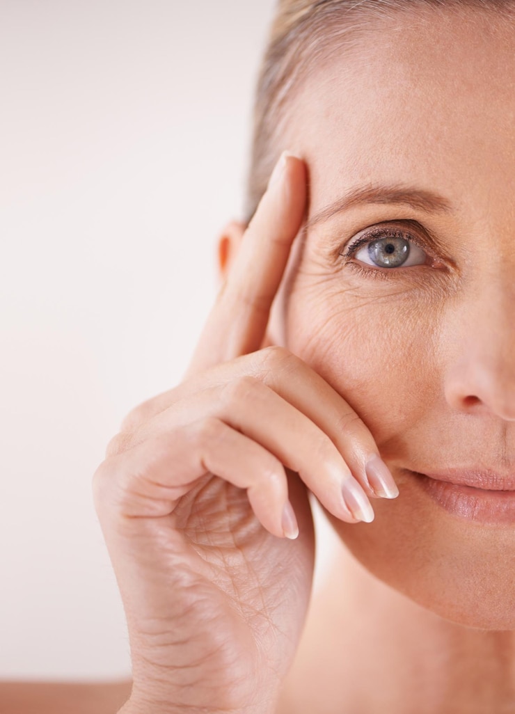 Foto media madura o mujer con cuidado de la piel retrato y cosméticos para tratamiento facial confianza o bienestar estudio de modelos femeninas y persona con brillo de belleza para resultados antienvejecimiento en fondo blanco
