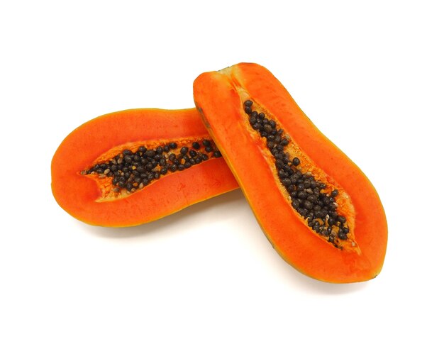 Media papaya rebanada fresca aislada en el fondo blanco.
