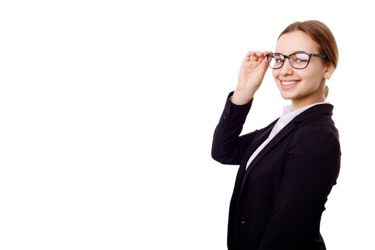 Media vuelta joven empresaria sonriendo y ajustando gafas