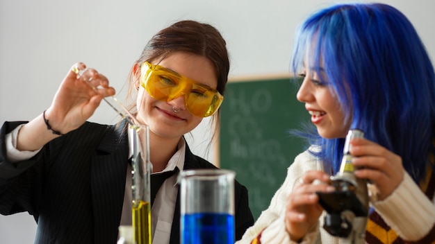 Mediano tiro a las chicas homosexuales en la escuela