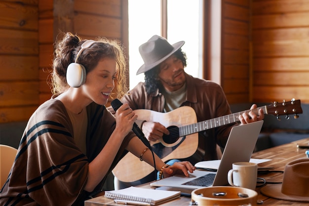 Foto mediano tomó a la gente haciendo música