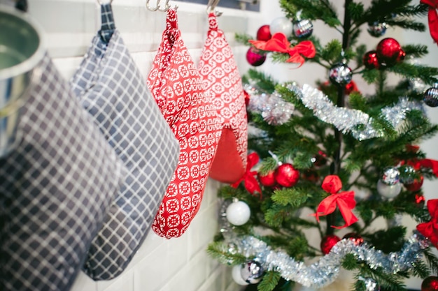 Foto medias de navidad con árbol en casa