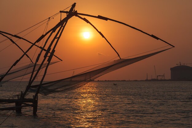 Medias de red chinas en Sunset Kochi, Kerala, India