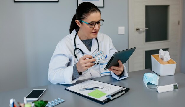 Foto médica a ler o folheto informativo do medicamento no comprimido