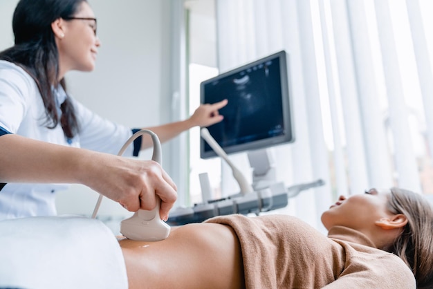 Foto médica adulta média usando scanner de ultrassom