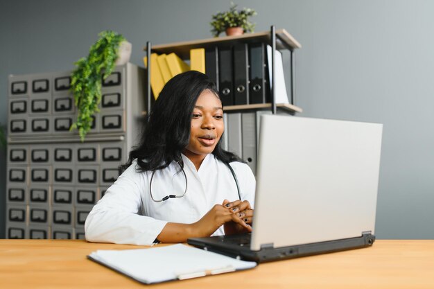 Médica africana de conceito médico e de tecnologia de saúde com laptop