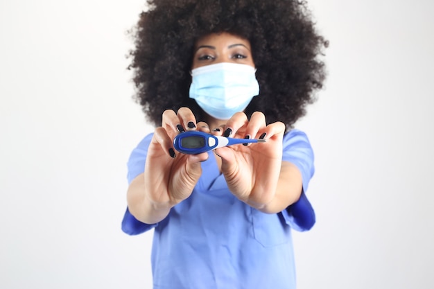 Médica afro, com termômetro, fundo branco