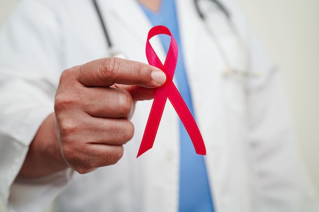 Médica asiática com fita rosa Dia Mundial do Câncer de Mama em outubro