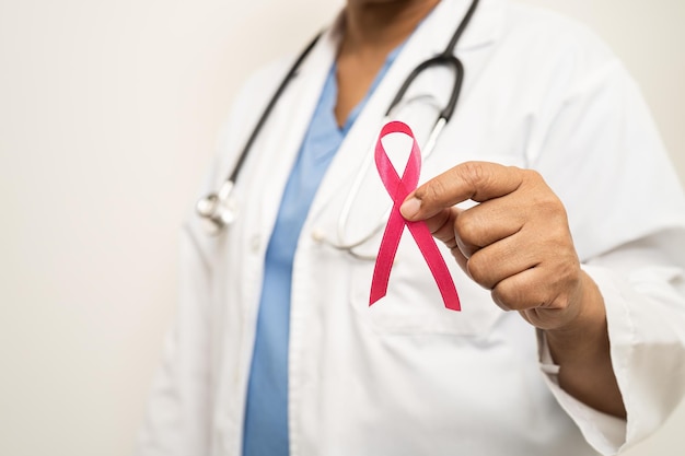 Foto médica asiática de câncer de mama com símbolo de fita rosa do dia mundial do câncer de mama