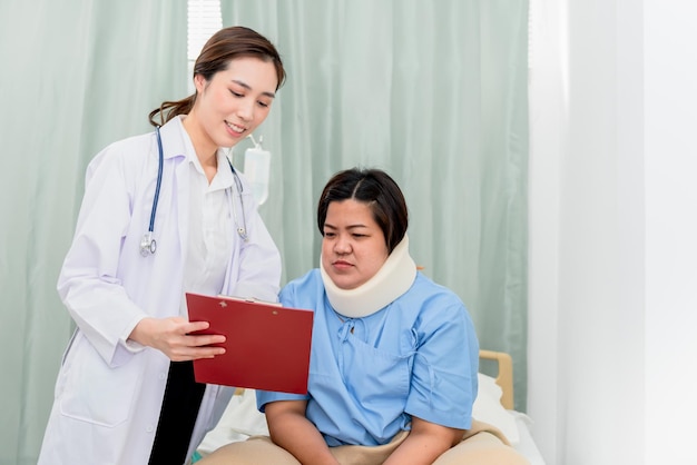 Médica asiática Explicando procedimentos de tratamento e planos de saúde para mulheres gordas