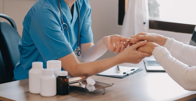 Foto médica asiática visitó a la paciente para diagnosticar y verificar la salud en el hogar o en un hospital privado la paciente explicó el problema de salud y los síntomas al médico servicio premium de atención médica en el hogar