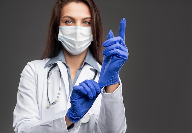 Médica calçar luvas de látex