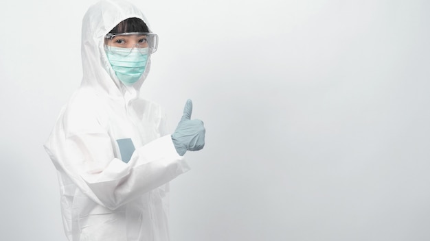 Médica com EPI ou traje de proteção individual e máscara médica e luva para proteção