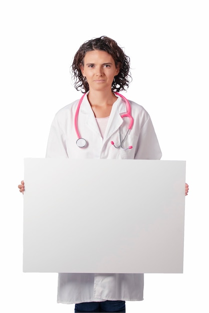 Médica com estetoscópio rosa segurando um cartaz em branco.