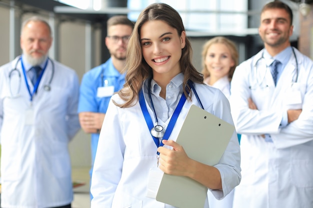 Médica com grupo de colegas de sucesso felizes.