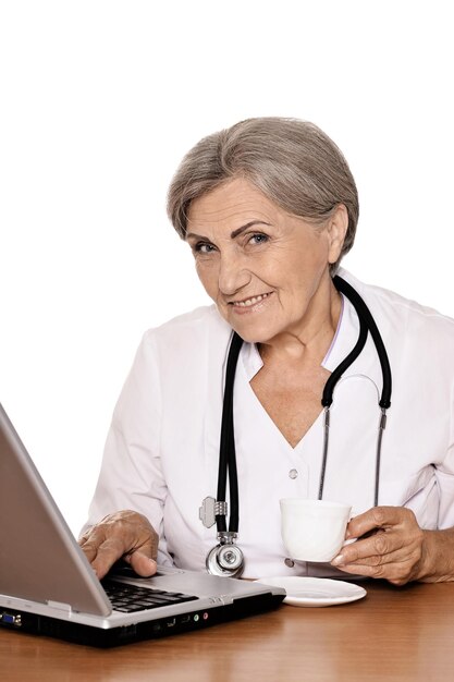 Médica com laptop