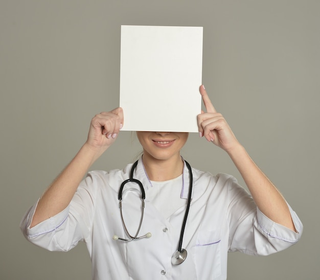 Médica com lista branca, em fundo cinza