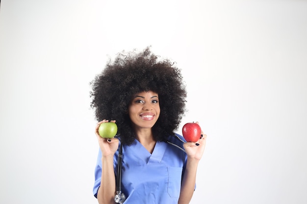 Médica, com maçã vermelha e maçã verde