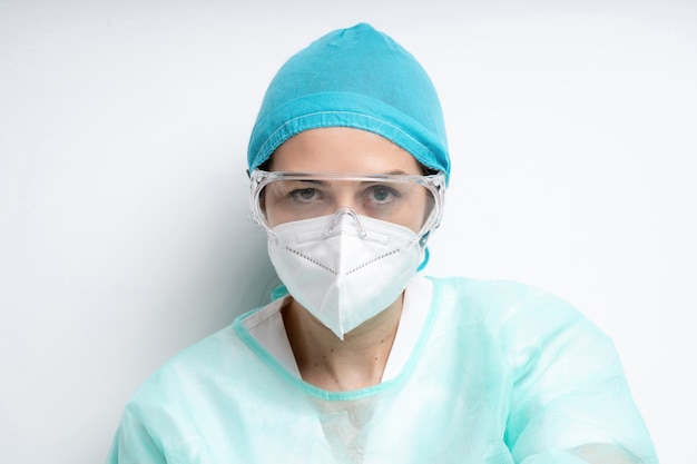 Médica com máscara e óculos de trabalho
