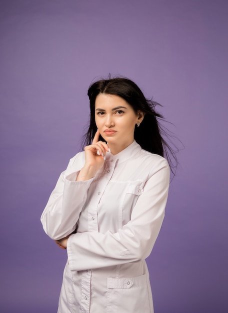 Médica com um jaleco branco em roxo