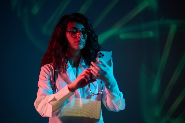 Médica com um smartphone na mão