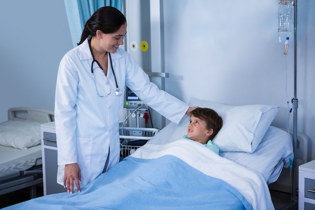 Médica, consolando o paciente durante a visita na enfermaria