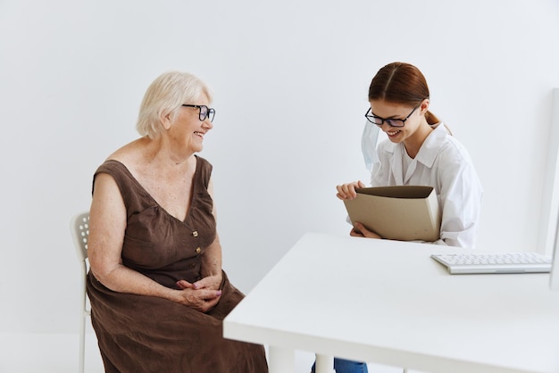 Foto médica conversando com uma mulher idosa, diagnósticos de saúde