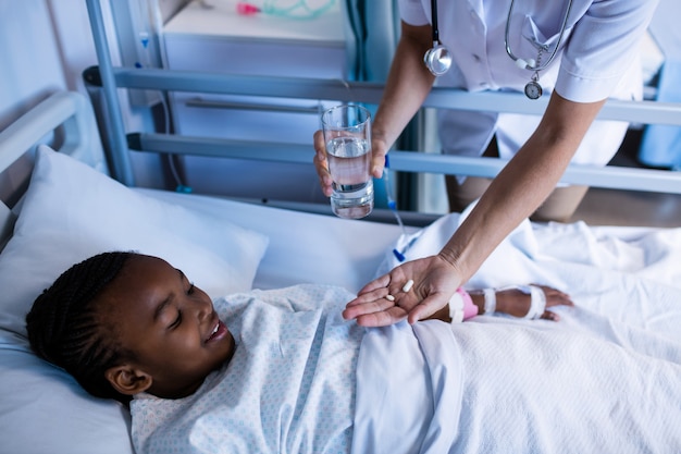 Médica dando remédio para paciente