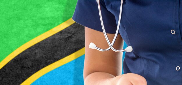 Médica de bandeira da Tanzânia com estetoscópio, sistema nacional de saúde