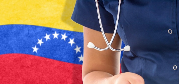 Médica de bandeira venezuelana com estetoscópio, sistema nacional de saúde