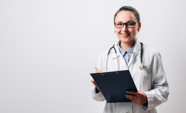 Médica de uniforme com um laptop