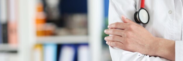 Médica de uniforme cruzou os braços sobre o peito