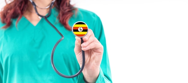 Médica do sistema de saúde nacional de Uganda com estetoscópio