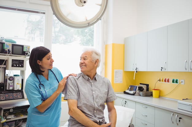 Médica e paciente interagindo uns com os outros